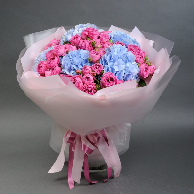 Голубые гортензии с розами Мисти Баблс