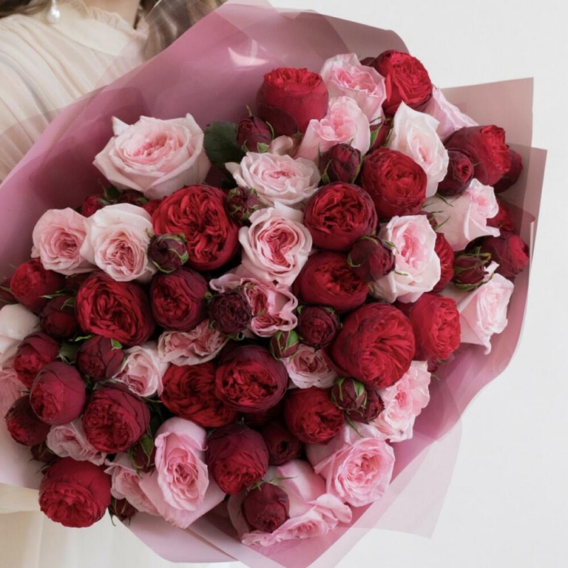 Микс из красных и розовых пионовидных роз