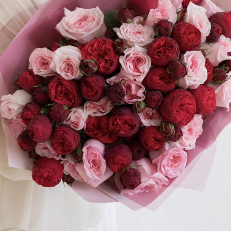 Микс из красных и розовых пионовидных роз