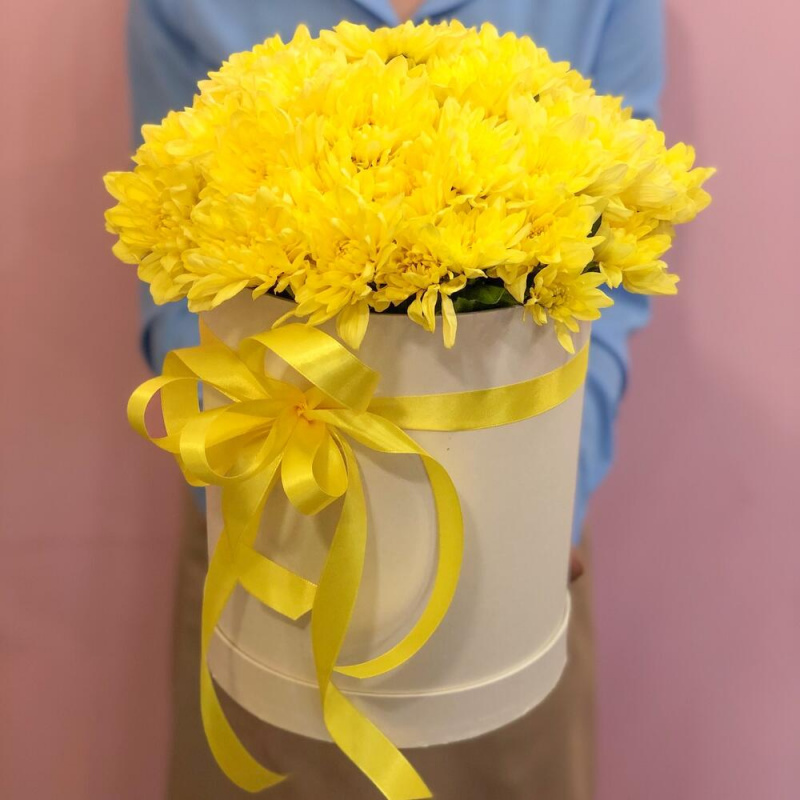 Коробка желтых хризантем