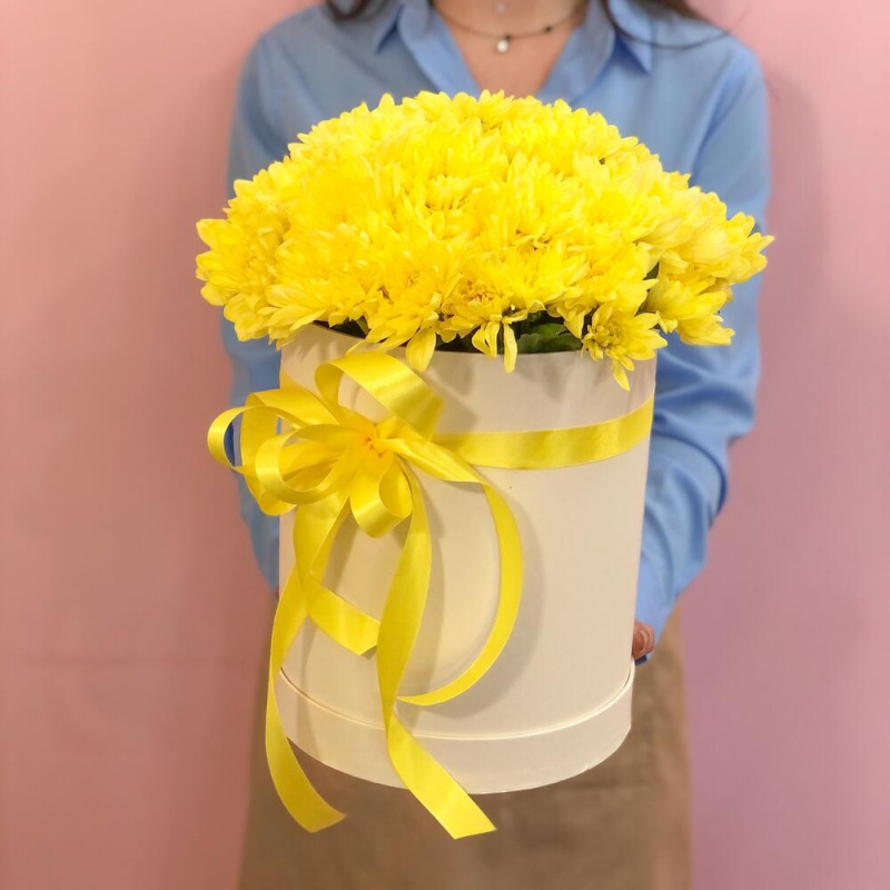 Коробка желтых хризантем