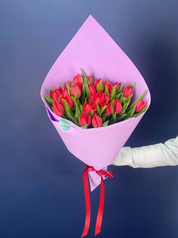 25 пионовидных красных тюльпанов