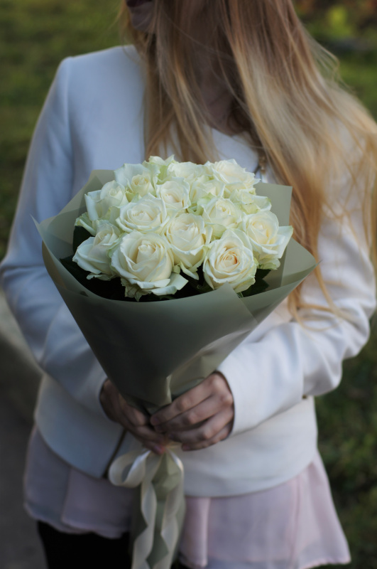 19 белых роз