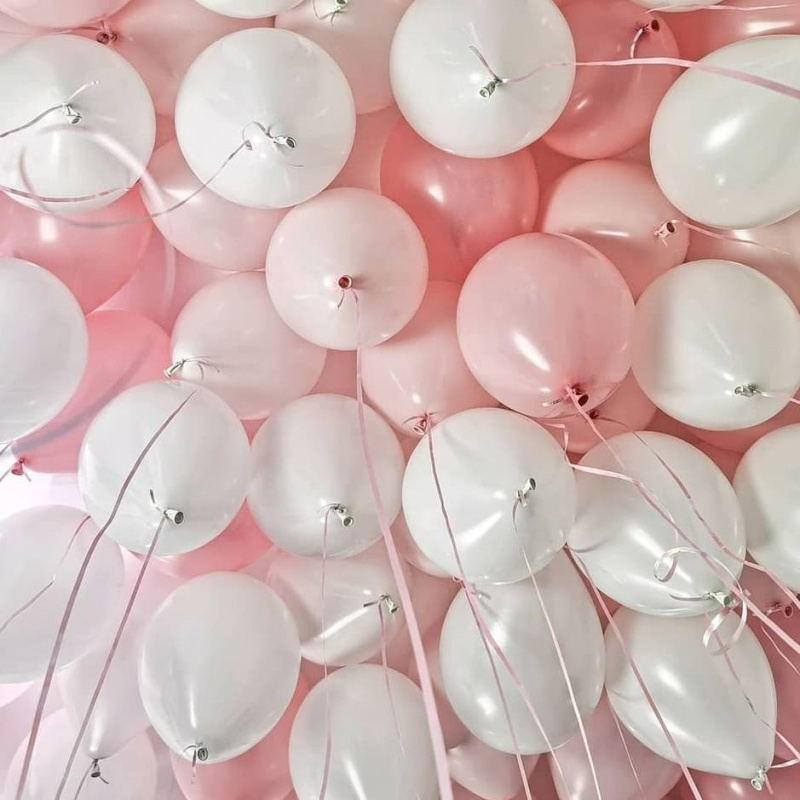 Бело-розовые шары под потолок  (12"/30 см)