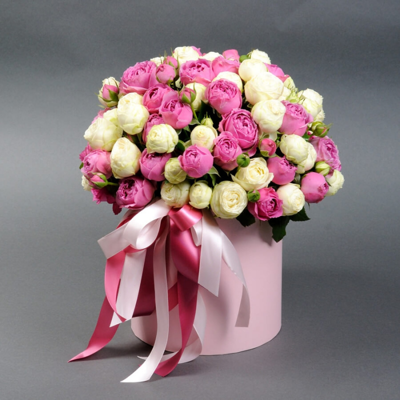 Белые и розовые пионовидные розы в коробке