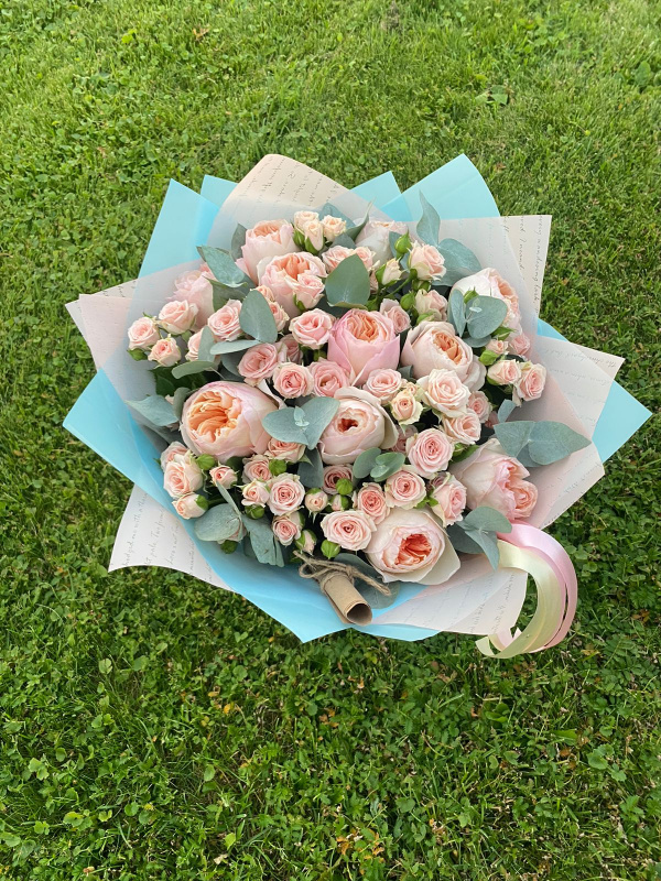 Нежный букет из пионовидных роз Джульетта