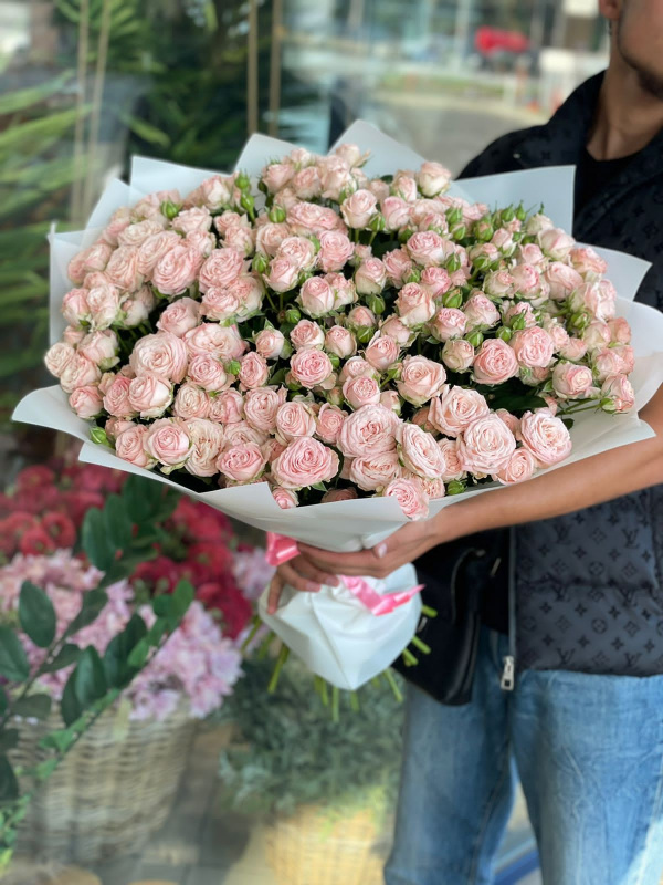Большой букет кустовых роз Бомбастик