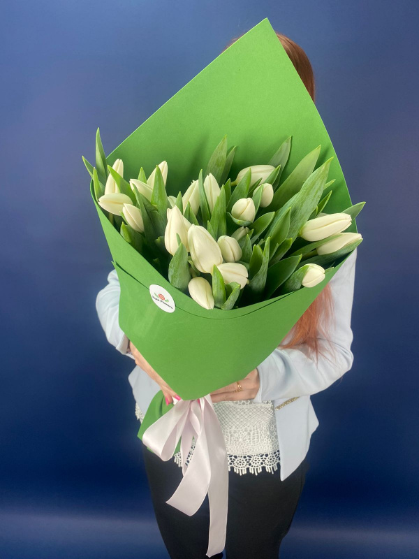 25 белых тюльпанов