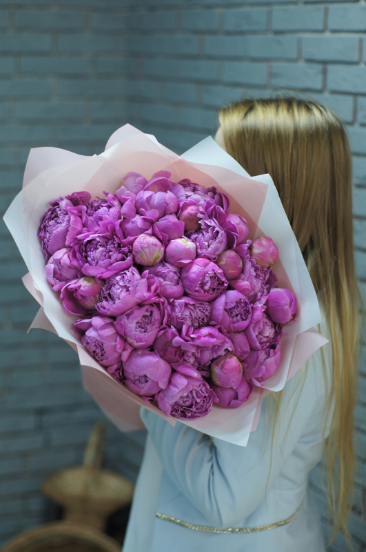 35 розовых пионов