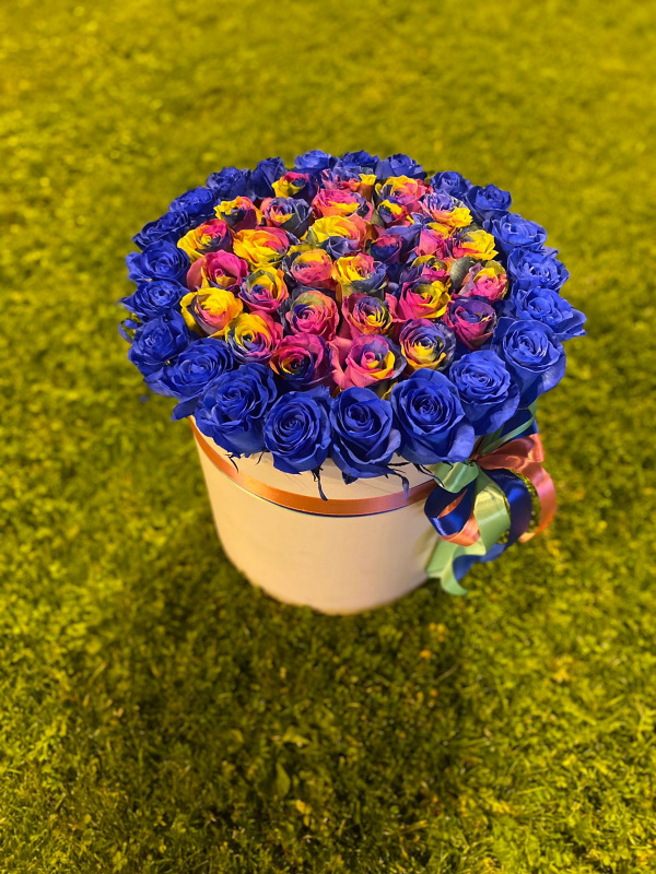 Шляпная коробка с радужными и синими розами