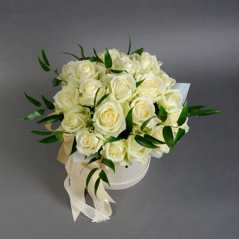 Белые розы с зеленью в коробке