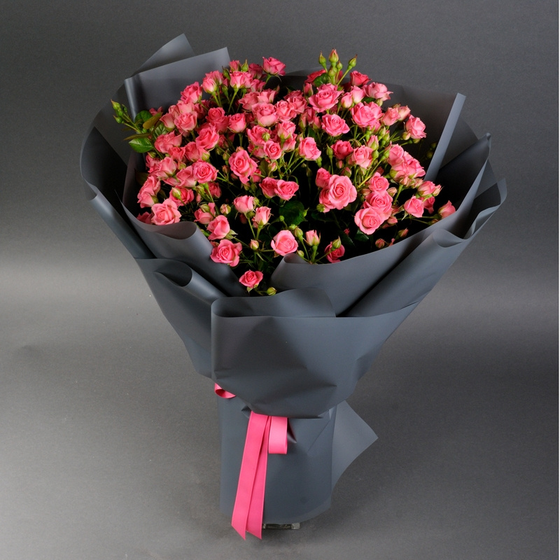 Букет из 19 темно-розовых кустовых роз