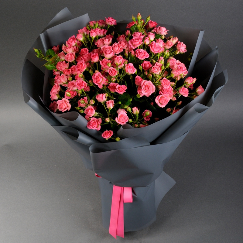 Букет из 19 темно-розовых кустовых роз