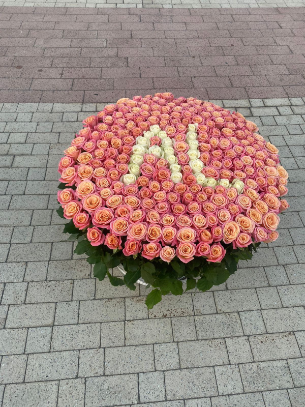 251 персиковая роза с буквами в корзине