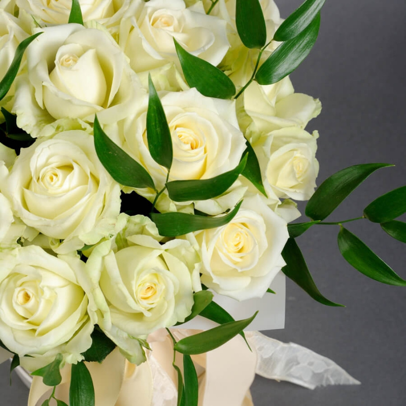 Белые розы с зеленью в коробке