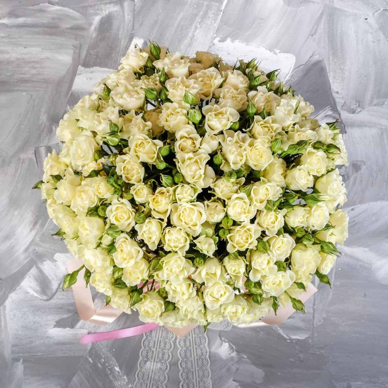 Белые кустовые розы в коробке