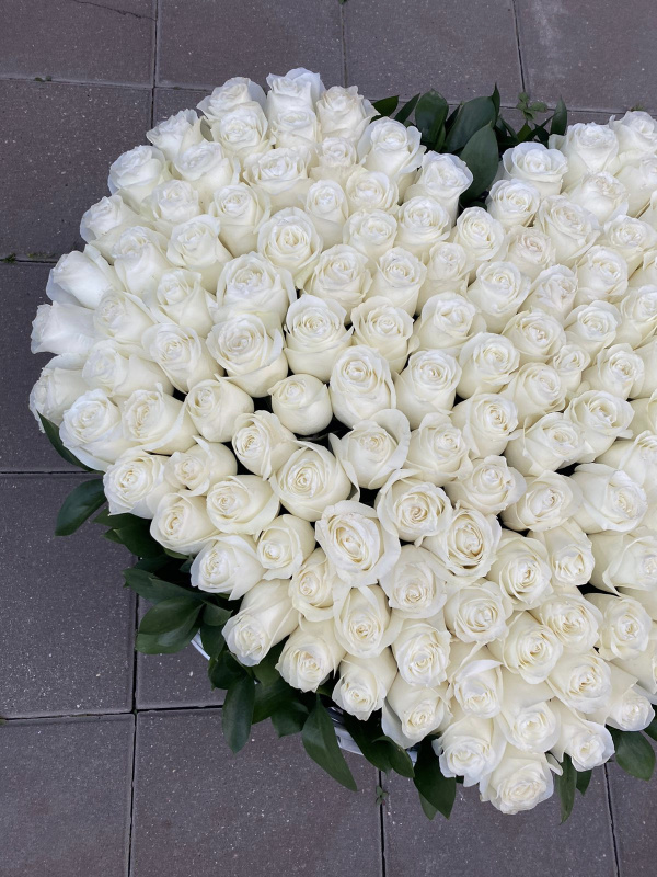 Корзина в виде сердца из белых роз Эквадор