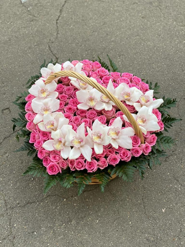 Розовая корзина сердце с орхидеями