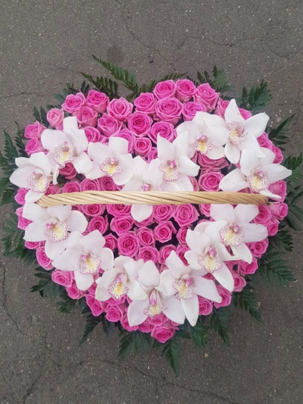 Розовая корзина сердце с орхидеями