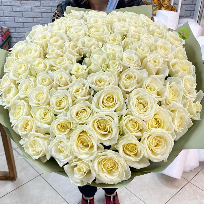 75 белых роз
