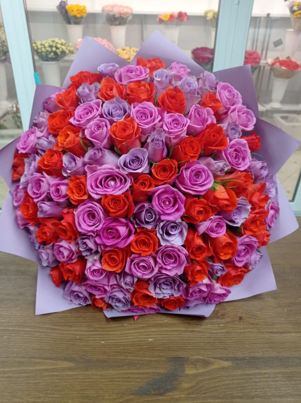 101 лиловая, розовая и оранжевая роза (Кения)