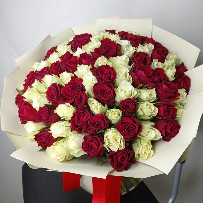 101 красная и белая роза (Кения)