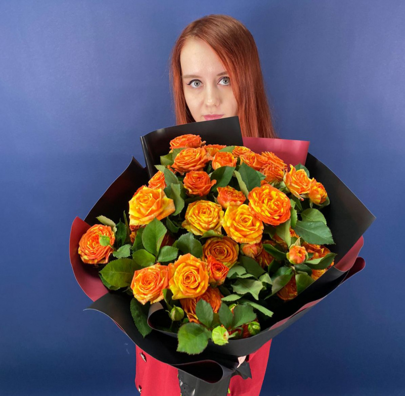 7 оранжевых кустовых роз