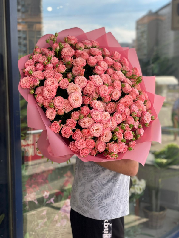 Букет кустовых пионовидных роз Мадам Бомбастик