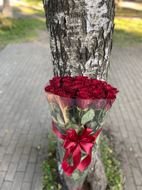 35 гигантских красных роз