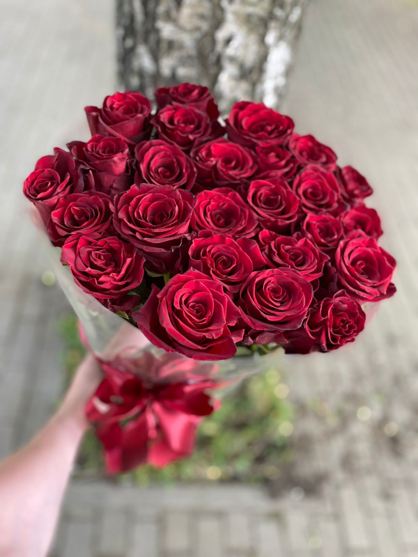 35 гигантских красных роз