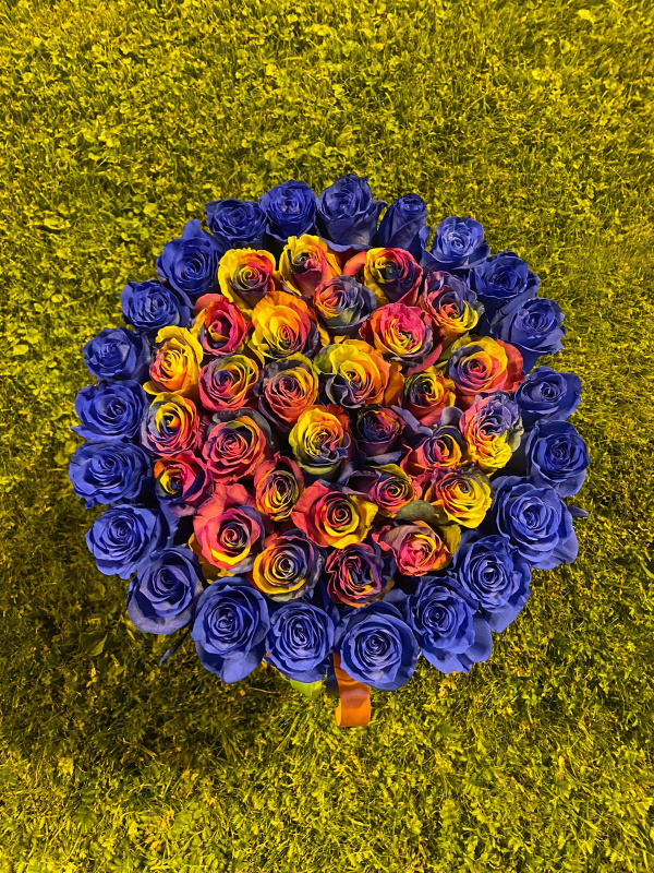 Шляпная коробка с радужными и синими розами
