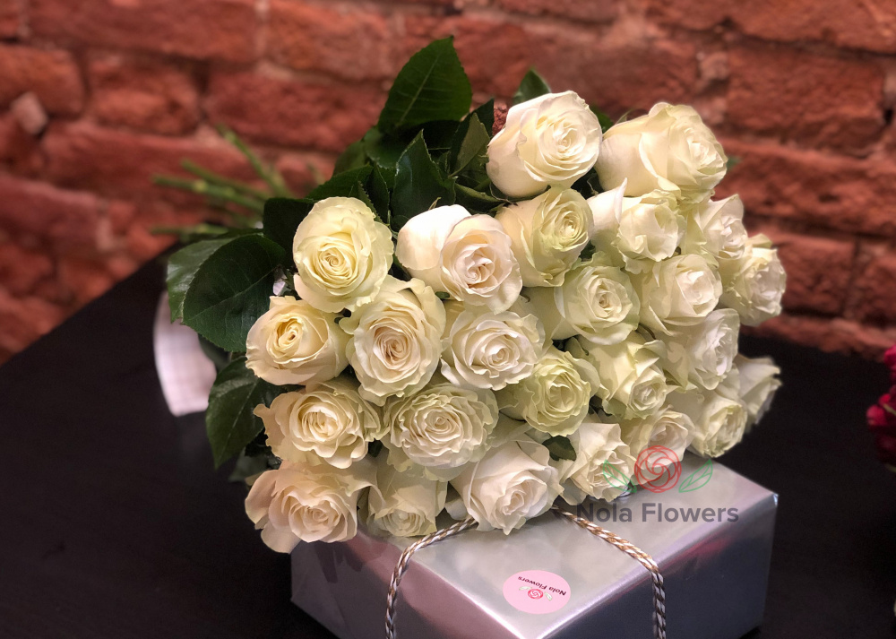 19 белых роз (Эквадор)