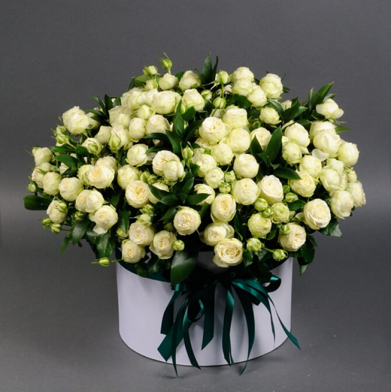 Белые пионовидные розы с зеленью в коробке