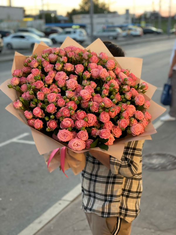 Букет кустовых пионовидных роз Мадам Бомбастик