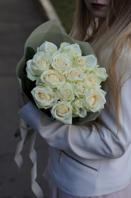 19 белых роз