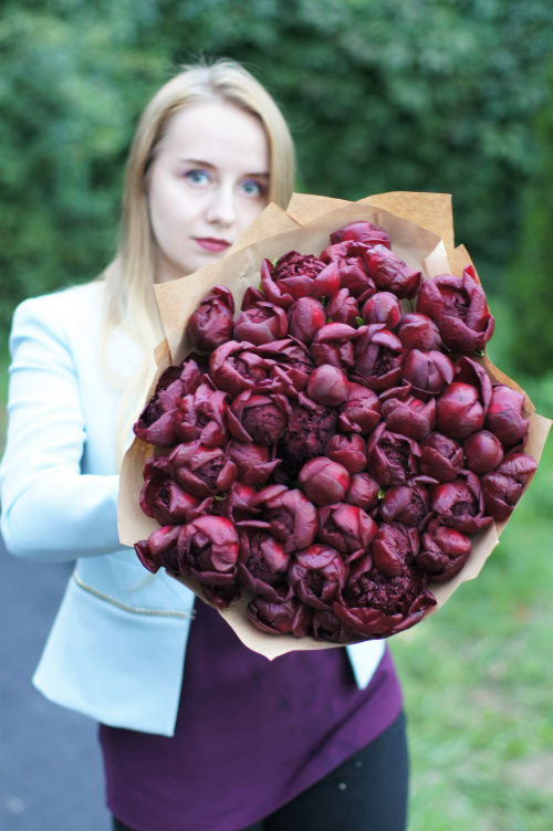 51 красный пион