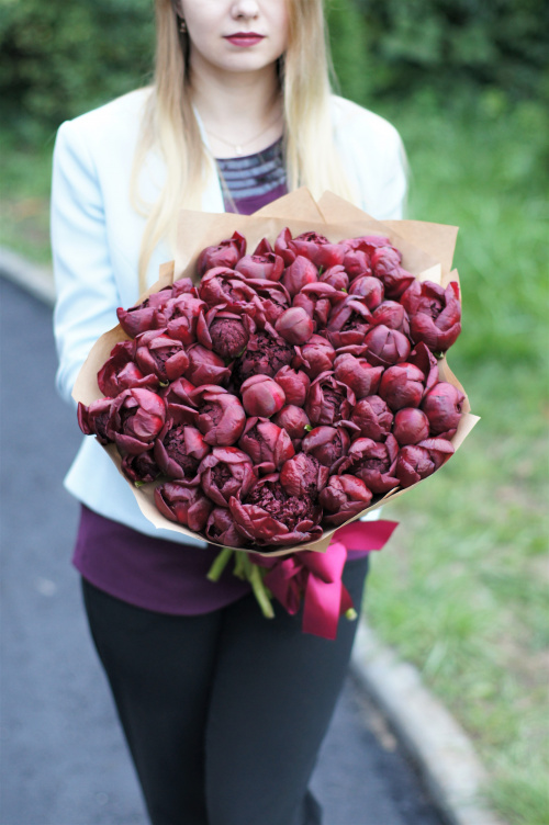 51 красный пион