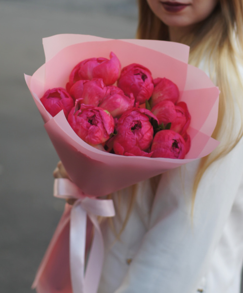 13 коралловых пионов