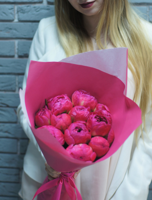 13 коралловых пионов