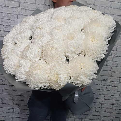 35 белых хризантем