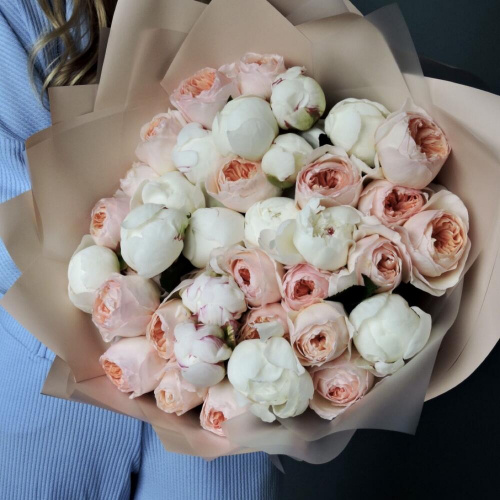 Букет пионовидных роз Джульетта и пионов