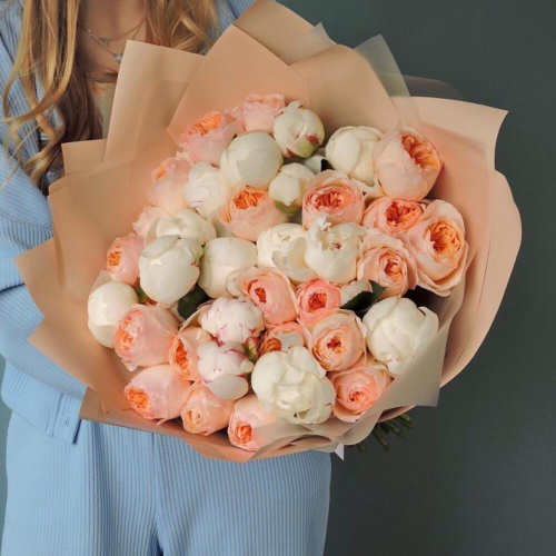 Букет пионовидных роз Джульетта и пионов