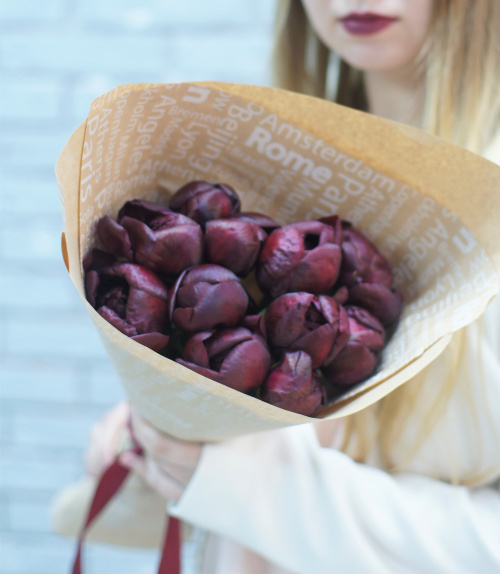 11 красных пионов