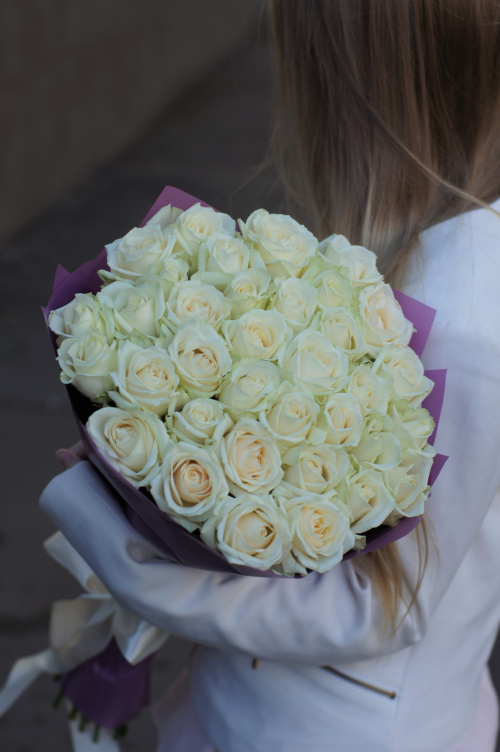 35 белых роз