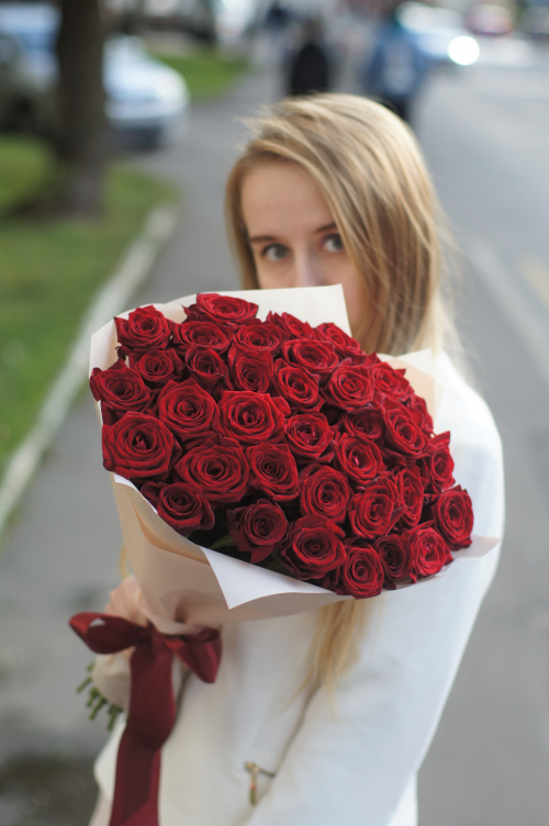 35 красных роз