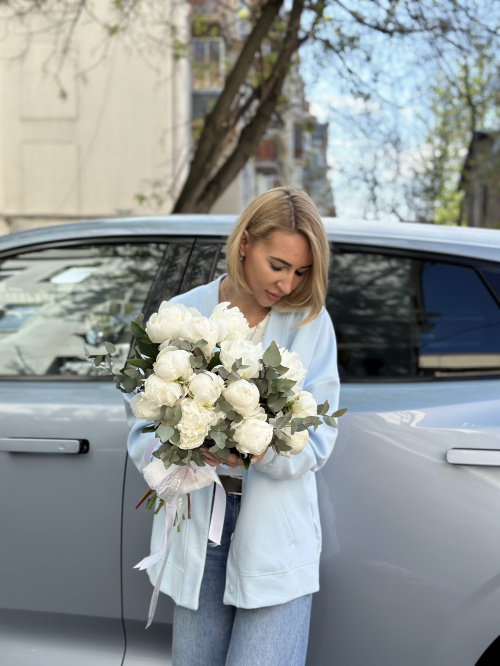 13 белых пионов