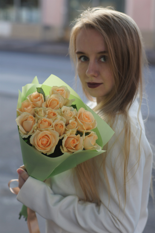 19 кремовых роз