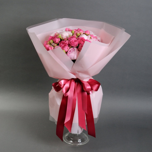 Букет пионов и кустовых роз