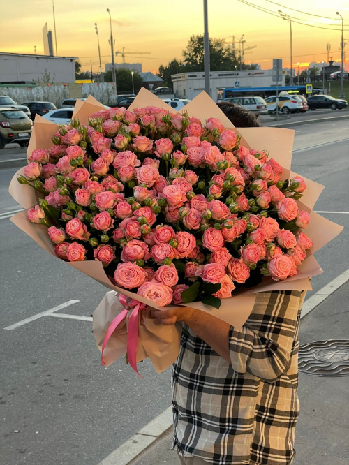 Букет кустовых пионовидных роз Мадам Бомбастик