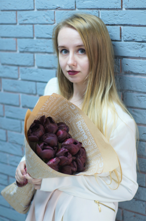 11 красных пионов